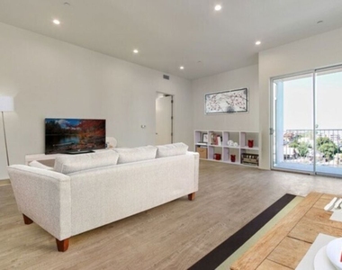 1040 S Mariposa Avenue - Photo Thumbnail 10