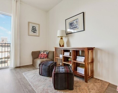 1040 S Mariposa Avenue - Photo Thumbnail 4