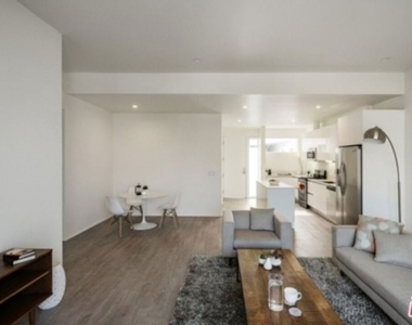 1040 S Mariposa Avenue - Photo Thumbnail 6