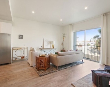 1040 S Mariposa Avenue - Photo Thumbnail 2