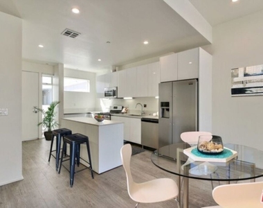 1040 S Mariposa Avenue - Photo Thumbnail 9