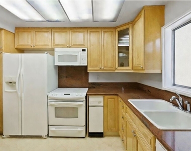 1131 Alta Loma Road - Photo Thumbnail 13