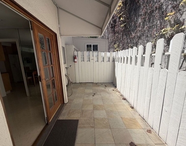 1131 Alta Loma Road - Photo Thumbnail 15