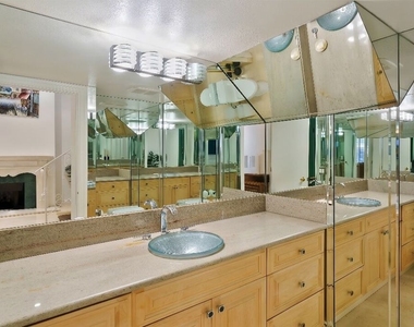1131 Alta Loma Road - Photo Thumbnail 17