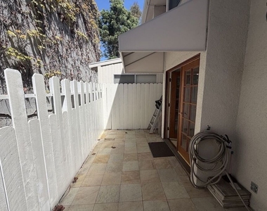 1131 Alta Loma Road - Photo Thumbnail 16