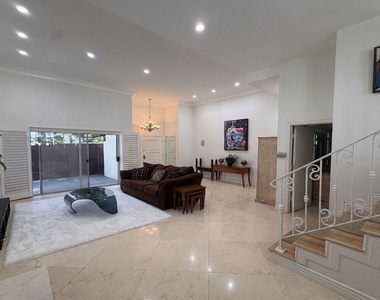 1131 Alta Loma Road - Photo Thumbnail 6