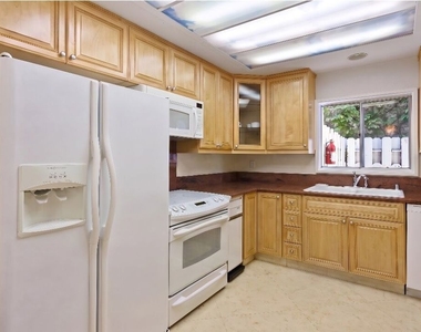 1131 Alta Loma Road - Photo Thumbnail 14