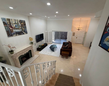 1131 Alta Loma Road - Photo Thumbnail 10