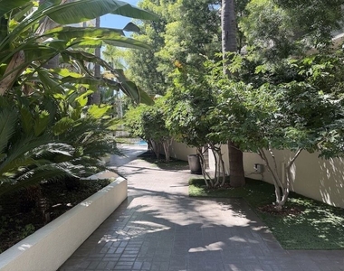 1131 Alta Loma Road - Photo Thumbnail 4