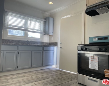 2309 S Budlong Avenue - Photo Thumbnail 8