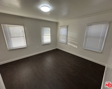 2309 S Budlong Avenue - Photo Thumbnail 12