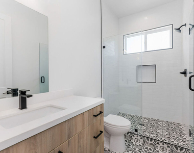 1834 N Echo Park Avenue - Photo Thumbnail 15