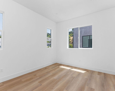 1834 N Echo Park Avenue - Photo Thumbnail 11