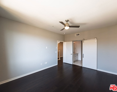 2926 Rowena Avenue - Photo Thumbnail 26