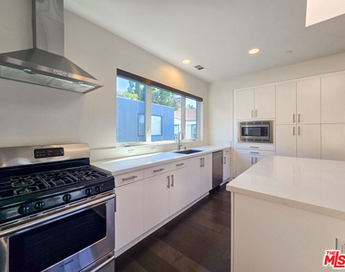 2926 Rowena Avenue - Photo Thumbnail 12