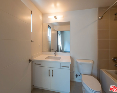 2926 Rowena Avenue - Photo Thumbnail 22