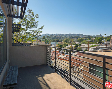2926 Rowena Avenue - Photo Thumbnail 15