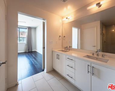 2926 Rowena Avenue - Photo Thumbnail 28