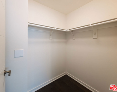 2926 Rowena Avenue - Photo Thumbnail 21