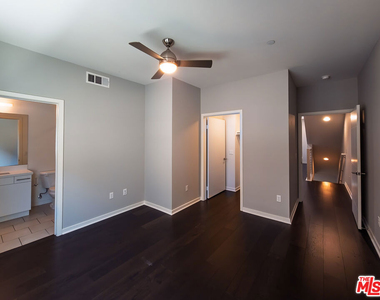 2926 Rowena Avenue - Photo Thumbnail 20