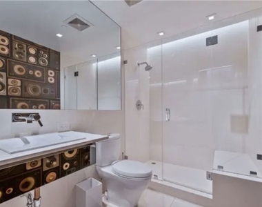 6250 Hollywood Boulevard - Photo Thumbnail 17