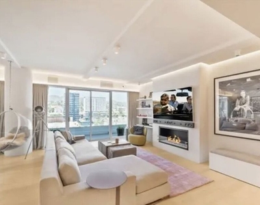 6250 Hollywood Boulevard - Photo Thumbnail 4