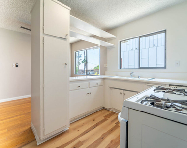 941 N San Vicente Boulevard - Photo Thumbnail 2