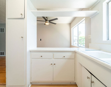 941 N San Vicente Boulevard - Photo Thumbnail 8