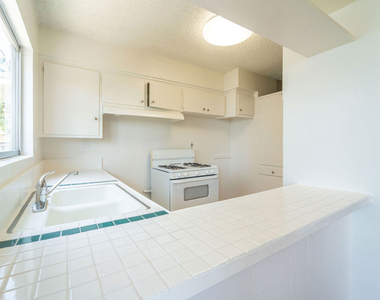 941 N San Vicente Boulevard - Photo Thumbnail 6