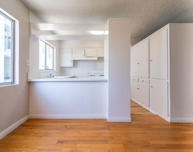 941 N San Vicente Boulevard - Photo Thumbnail 7
