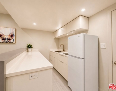 508 N Kings Road - Photo Thumbnail 3