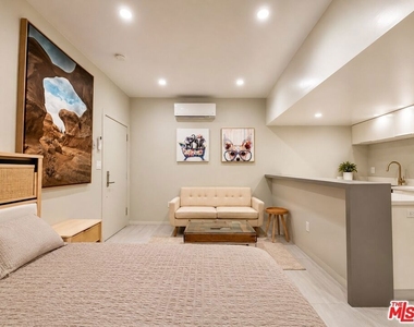 508 N Kings Road - Photo Thumbnail 2