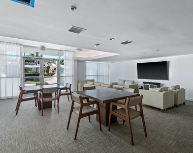 13700 Marina Pointe Drive - Photo Thumbnail 26