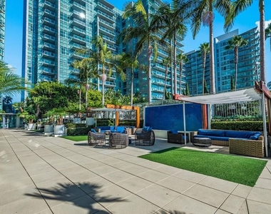 13700 Marina Pointe Drive - Photo Thumbnail 35