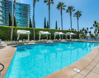 13700 Marina Pointe Drive - Photo Thumbnail 47