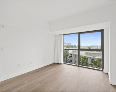 13700 Marina Pointe Drive - Photo Thumbnail 3