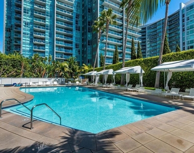 13700 Marina Pointe Drive - Photo Thumbnail 41