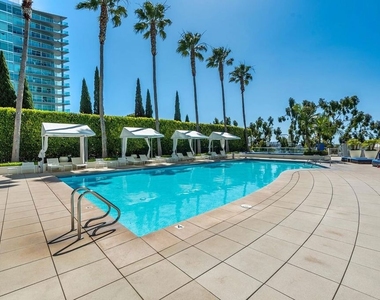 13700 Marina Pointe Drive - Photo Thumbnail 43