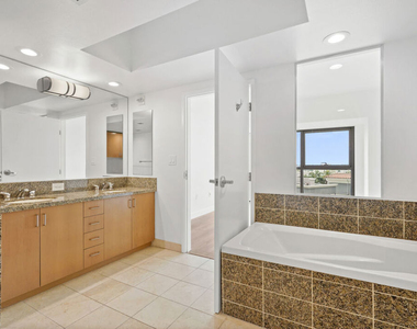 13700 Marina Pointe Drive - Photo Thumbnail 12