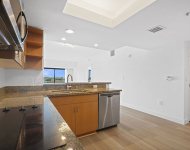 13700 Marina Pointe Drive - Photo Thumbnail 7