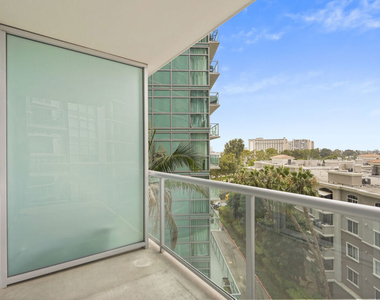 13700 Marina Pointe Drive - Photo Thumbnail 4
