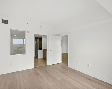 13700 Marina Pointe Drive - Photo Thumbnail 8