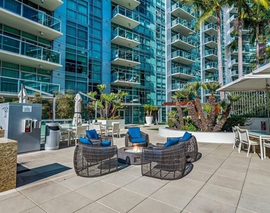 13700 Marina Pointe Drive - Photo Thumbnail 38