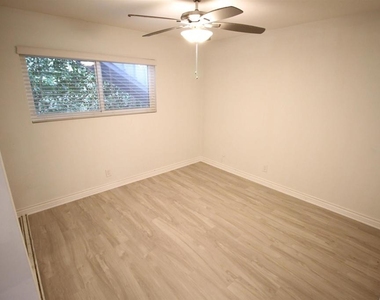 2212 Edinburg Ave, - Photo Thumbnail 20