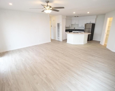 2212 Edinburg Ave, - Photo Thumbnail 16