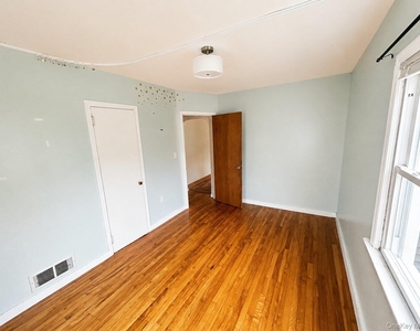 17 Greenview Avenue - Photo Thumbnail 7
