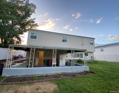 16 Frank Avenue - Photo Thumbnail 12