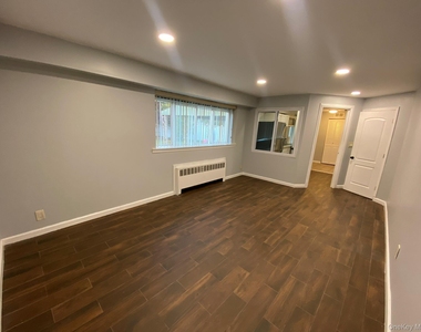 16 Frank Avenue - Photo Thumbnail 4