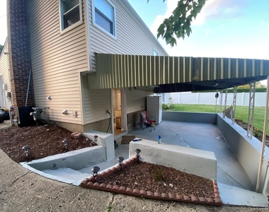 16 Frank Avenue - Photo Thumbnail 11