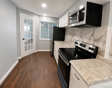 16 Frank Avenue - Photo Thumbnail 2